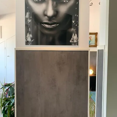 Prachtig Allemachtig Oda ve Kahvaltı Valkenburg aan de Geul